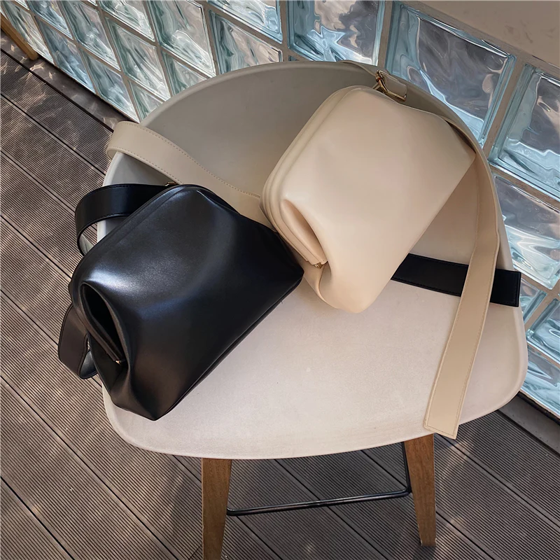 Clasp crossbody bag 0617